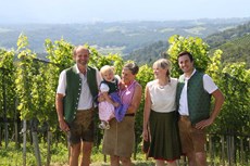 Familienfoto Strablegg-Leitner in der Südsteiermark